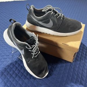 NIKE Sock Like Tennis Shoe. Black, Gray & White. Men’s Size 8.5.